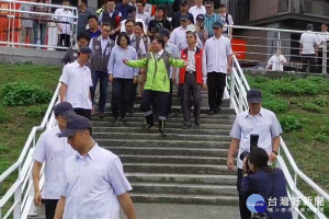 總統蔡英文在桃園市長鄭文燦的陪同中，視察桃園市蘆竹區「南崁溪防汛工程」。