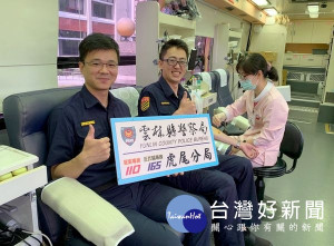 虎尾分局慶祝警察節，把人民保母的愛心化為具體捐輸熱血行動，分局長郝心誠、副分局長龔昶銘等人挽袖拋磚引玉，激發鄉親踴躍參與捐血之熱忱。
