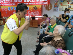 盧同學經常到安養院等地表演，老人家好歡喜。（南開提供）