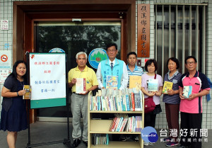 礁溪鄉立圖書館將一批舊書送給匏崙社區。（圖／礁溪鄉立圖書館提供）