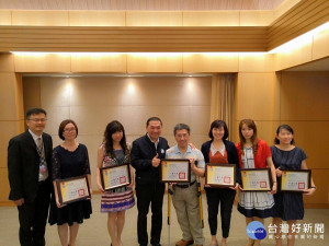 新北市獲得教育部閱讀績優評選磐石學校、閱讀推手個人獎，以及團體獎等得主12日於市政會議獻獎。（圖／記者黃村杉攝）