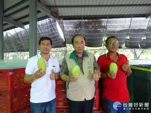 憂連日豪雨造成果農損失，農業局長李朝塘(右二)深入山區視察。
