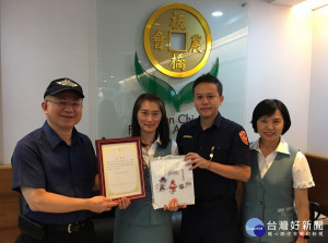 板橋農會浮洲辦事處5名行員，一年內協助警方擋下5件詐欺案，金額高達百萬餘元，板橋警分局長林富助12日親自帶著獎狀及精美禮物到農會表達感謝之意