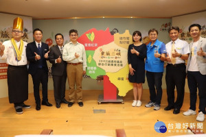 農業局長李玟、三峽區長陳文俊、三峽區農會理事長林文良、議員江怡臻、麻辣鮮師謝祖武等出席三峽農特產品展售會活動起跑記者會。（圖／記者黃村杉攝）