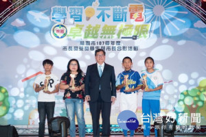 市長與市長獎得主合影