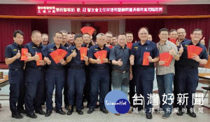 北港警友會感謝警方為轄區治安、交通不分晝夜打拼，守護鄉親生命與財產，辦事處主任林德明頒發「購物禮券」慰勞執勤辛苦。（記者陳昭宗拍攝）