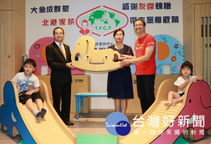友傑董事長鄧貴友與榮星紙業董事長蔡月桃帶來迷你象、大象溜滑梯與搖搖象等贈予家扶，造福海線孩童，為家扶打造遊樂天地。（記者陳昭宗拍攝）
