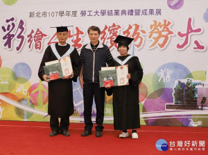 勞工局長陳瑞嘉特地出席，親自為本次修滿80學分結業學員撥穗、頒發結業證書，同時也呼籲學員要持續學習，精益求精。（圖／記者黃村杉攝）