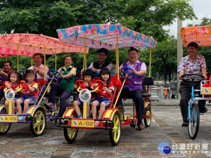 有客家風的豪華版親子協力車將在十五、十六日供民眾租借使用。
