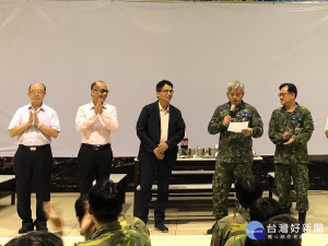 副秘書長邱敬斌13日前往淡水區的後備動員幹部訓練中心，勞軍慰問並頒發慰勞金感謝教召弟兄為國家安全