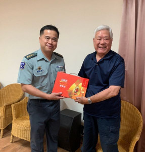 雲後指部落實政府照顧遺眷政策，指揮官吳聲泰上校等人前往雲林縣榮民之家探視因公傷殘人員並致贈慰問品，氣氛溫馨融洽。（記者陳昭宗翻攝）