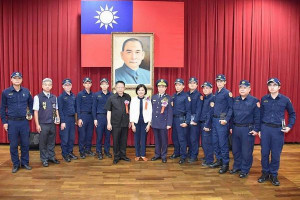 雲林縣警局舉辦警察節慶祝大會表揚模範警察、資深績優警察獎章及義警、民防幹部聘書等，由縣長張麗善親自頒獎以資鼓勵。（記者陳昭宗翻攝）