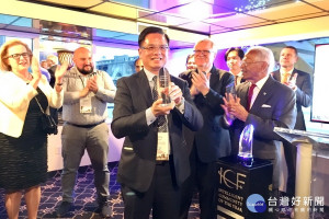 桃園市榮獲「2019全球年度智慧城市」首獎，市府副秘書長邱俊銘代表領取獎座。