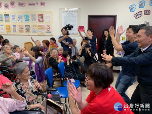 新北市長侯友宜14日特別化身動感dancer到淡水長照中心，與台灣優質生命協會藝人們用歌聲還有海草舞蹈與民眾同樂