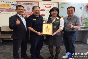 佳里分局長陳建民頒發感謝狀表揚。