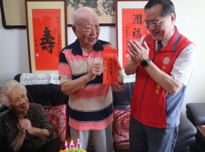 新北榮民錢毅剛爺爺百歲壽誕，榮服處長林火土親自轉贈錢爺爺總統及行政院院長壽屏與輔導會紀念飾品；另轉贈社團法人中華佛教善緣慈善會提供的生日禮金