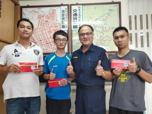 北辰所長蔡東洲等人強化執行槍枝毒品掃蕩行動，查獲改造手槍及毒品案件，分局長王立德立即前往表揚，振奮基層士氣。（記者陳昭宗拍攝）