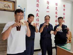 北港警友會主任林德明與分局長王立德走訪分局各警所，送上熱騰騰的活力早餐，讓辛苦執勤的員警暖胃又暖心。