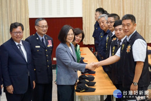 總統蔡英文慰勉桃園市中古車行持槍挾持人質事件有功員警，一一握手表達敬意與感謝。（握手者為將獲破格晉升的桃園警分局偵查隊小隊長王強生）