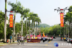 嘉大畢業典禮無人機升空 為畢業生獻「鵬程萬里」祝福