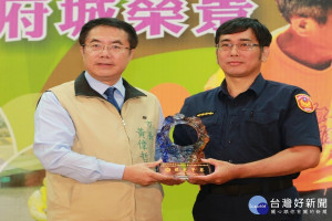 表揚模範警察。