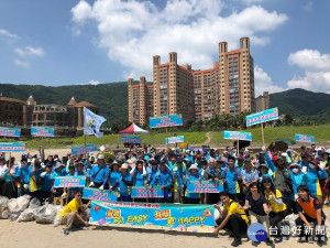 環保局為響應2019年世界海洋日，15日與市民朋友一起以實際行動愛護海洋並宣誓減塑決心，攜手於萬里區翡翠灣辦理淨灘活動