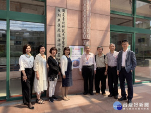 創辦人佐塚 みさ子(左四)在懷寧醫院院長吳清彥、副院長劉興寬(右四)接待下，希望透過彼此的合作，創造安寧照護的契機。

