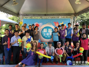 桃園市街頭藝人徵選，在平鎮區新勢公園陽光大草坪舉辦，共有620組報名，創下歷年來新高。