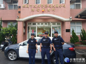 慶祝警察節，織業者贈送員警防彈背心襯套。

