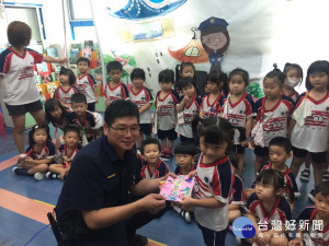 幼兒園小朋友送卡片祝賀警察節。林重鎣攝