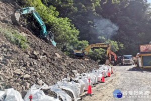桃園市復興區桃112線0K+160處發生道路邊坡崩塌造成道路中斷，市府養工處緊急進行搶通搶險。