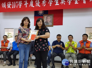 民政局主任秘書陳怡君頒發獎學金，表揚獲獎學生，並嘉勉學子持之以恆，更上層樓