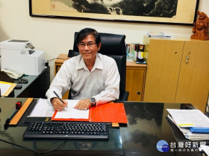 板橋區公所副區長陳君瑞服務公職長達數十年，歷經民政課長、主任秘書、副區長等職，近日即將榮退。（圖／記者黃村杉攝）