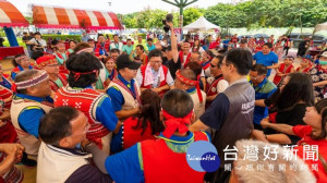 市長和賽夏族人們進行祖靈祭儀式
