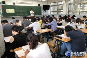 桃園市108年國中新進教師甄選初試於育達高中登場，916人競逐16名缺額，競爭相當激烈。