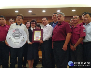 侯友宜感謝市民及企業熱心奉獻捐贈物資讓眾多市民的生命財產安全獲得保障，創造安居新北的環境。（圖／記者黃村杉攝）