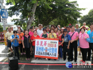 市議員李麗華和民眾在欣豐橋慶祝打通。林重鎣攝