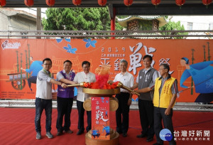 乙未客家戰役文化季-平鎮戰祭記者會市長與貴賓一同進行聚焦儀式，象徵乙未精神傳承不息

