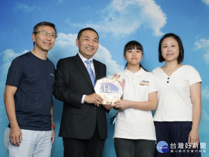 市長侯友宜頒獎表揚在德智體群美各領域有傑出表現的優秀畢業生，並和家長、獲獎人一同合照留念