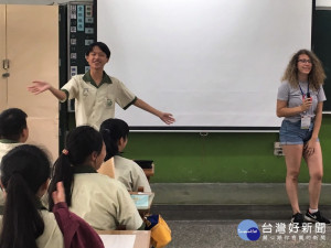 美籍高中生17日分別進入江翠國中七、八年級共13個班服務學習，以英語書籍導讀介紹美國文化