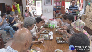 「香味」聯繫鄰里情感　中央里開精油課.辦共餐