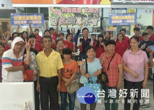 台糖量販幕落熄燈，北港店舉辦系列閉幕感恩活動，邀請會員與員工同聚開趴，回顧過往點滴，場面感人溫馨。（記者陳昭宗拍攝）