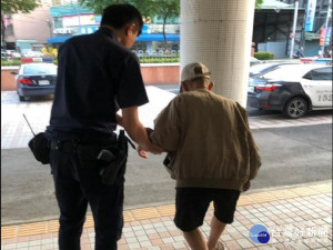 老翁烈日正午市區迷途　熱心警協助返家
