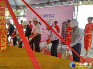 台北市首宗「危老重建工程」—「雄興花見」建案於今（18）日上午10時舉行開工動土典禮，市長柯文哲、副市長彭振聲、都發局局長黃景茂、建管處處長張明森等人受建設公司之邀請出席觀禮。（圖／台北市府建築管理工程處）