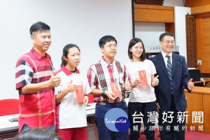 多位國中會考成績5A的頂尖學生選讀北港高中，家長會長吳政憲及北港扶輪社長張篤恭等人特別頒贈獎學金，勉勵繼續前進。