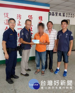 低收獨居的男子因病辭世，宏仁所所長蔡瑞彬與里長蔡炳煌會同夜市慈愛會等，熱心協助籌措喪葬事宜，家屬感動萬分。