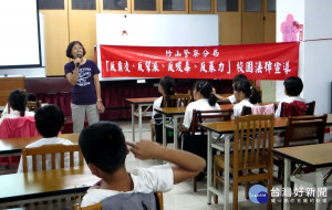 為避免青少年於暑假期間涉及不良場所或沾染惡習，南投縣竹山警分局配合竹山鎮明善學園辦理青春專案預防犯罪宣導活動。