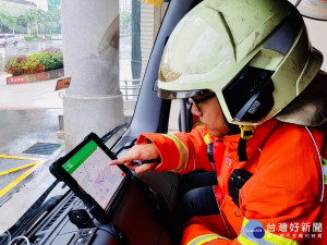 為提升第一線救災救護能力，桃市消防局採購IPAD配發在所有救災救護車輛上使用。