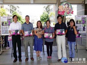 修平科大協助農民銷售葡萄。林重鎣攝