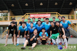 一群熱愛足球的青年每年都會組隊參加主委盃。